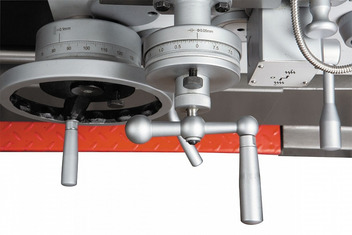 Токарно-винторезный станок серии ZX GH-1640ZX DRO