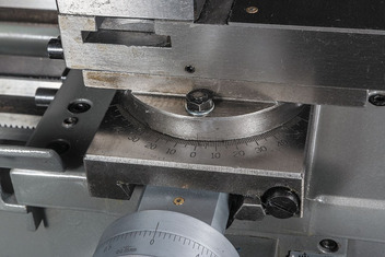 Токарно-винторезный станок GHB-1330A